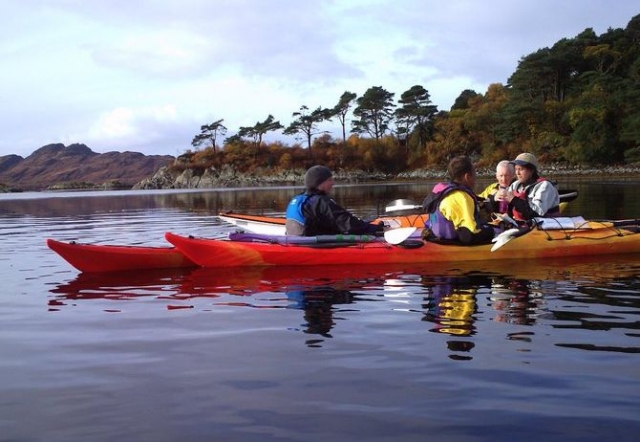  Kayak di mare di gruppo